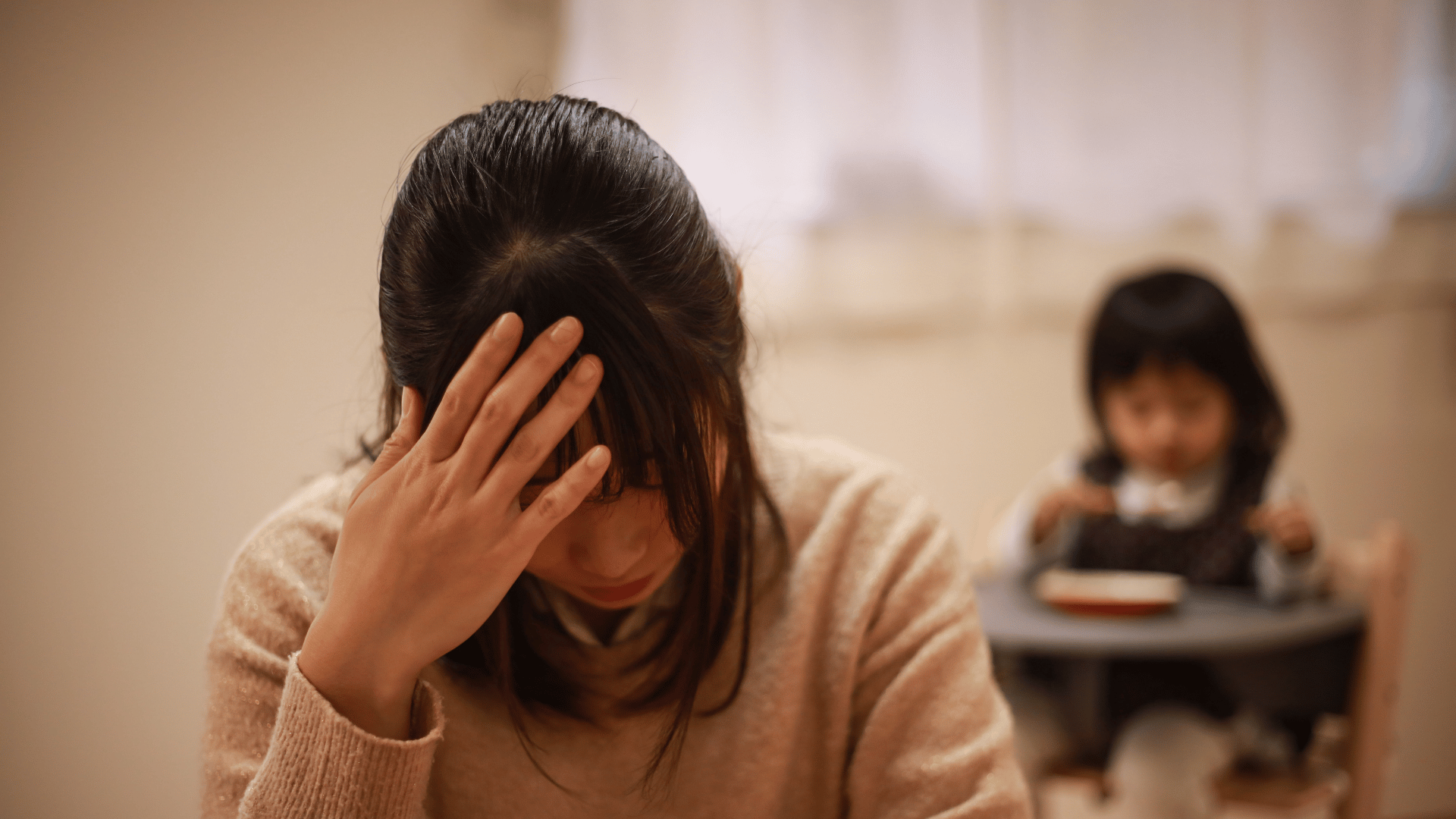 庭づくりに悩む女性